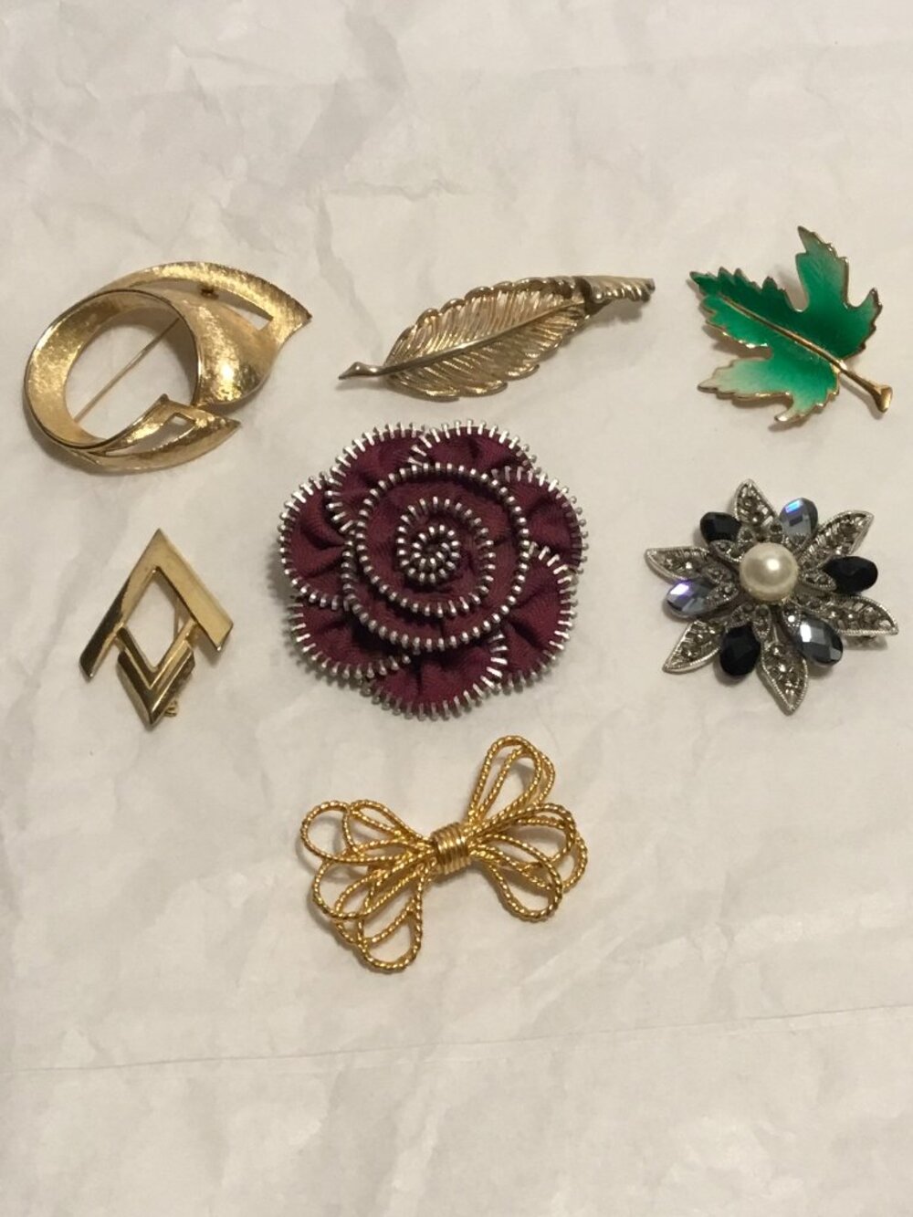Lot of 7 vintage brooches